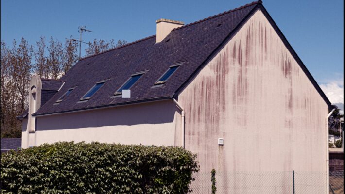 Avant / Après notre action de démoussage de toiture par drône